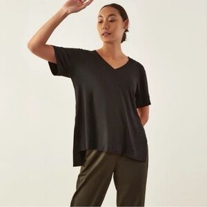 ADAY WHITE V-neck T-Shirt